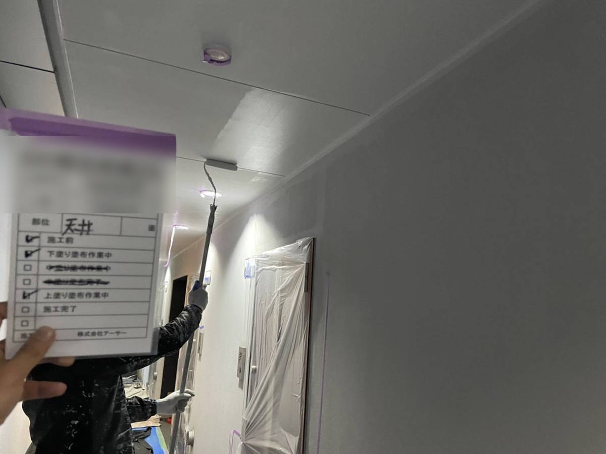 軒天塗装工事 施工中