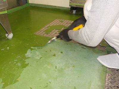 厨房床塗装工事 施工中