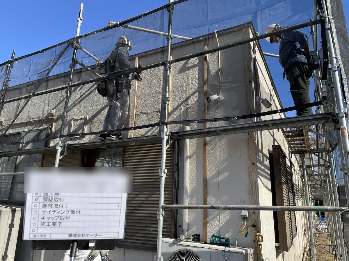 金属サイディング改修工事(増張工法)② 施工中