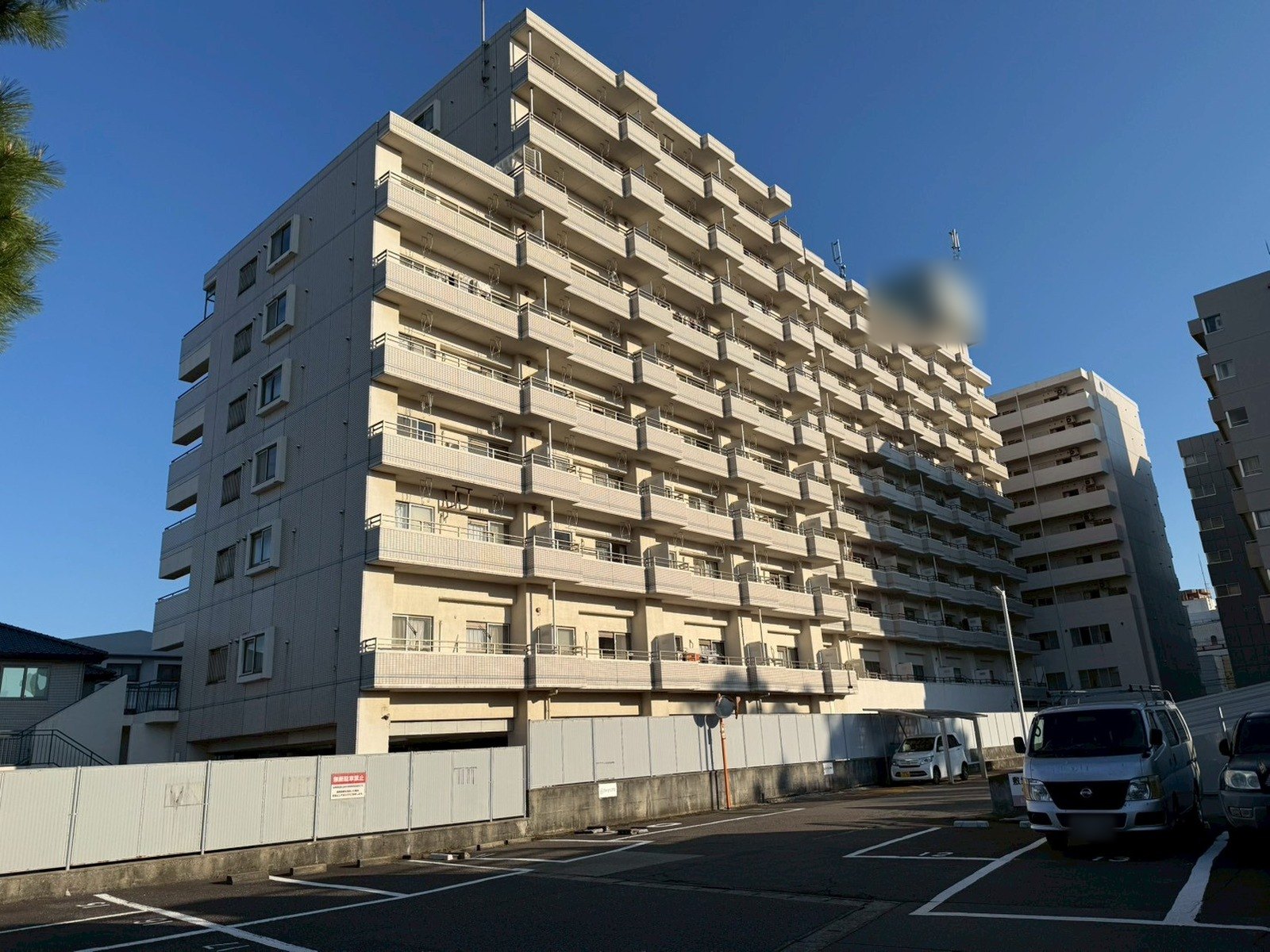 賃貸マンション 大規模修繕工事 施工前（バルコニー側）