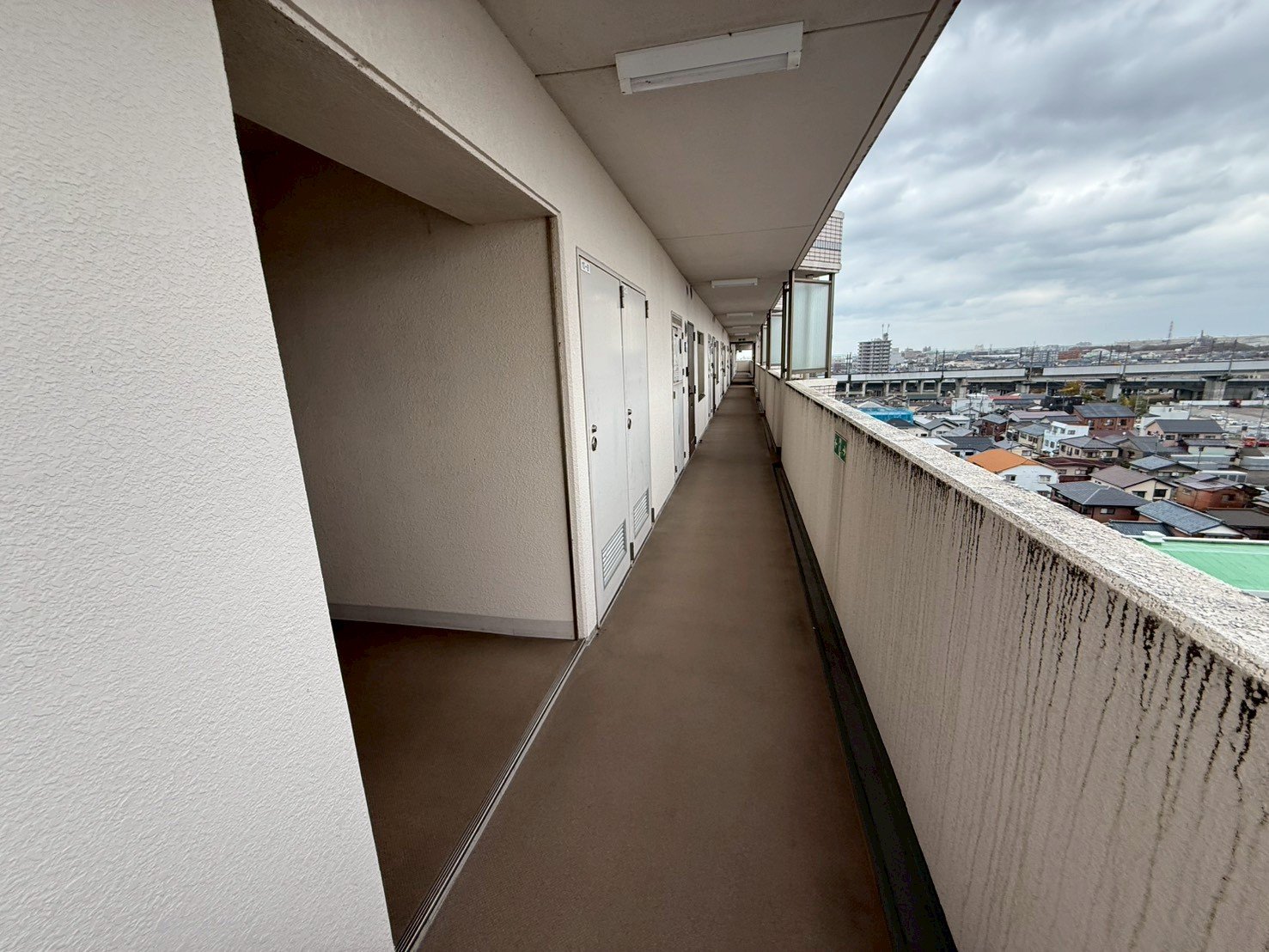 賃貸マンション 大規模修繕工事 施工前（共用廊下）