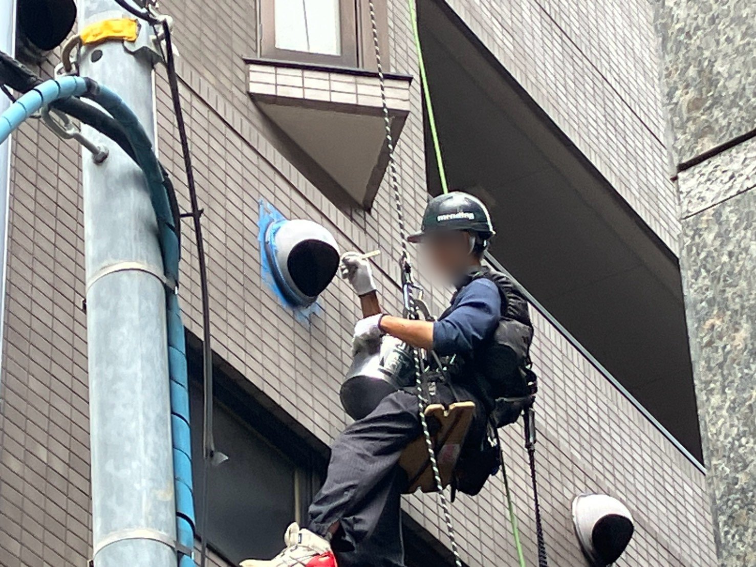 分譲マンション 換気ガラリ廻りシール工事 シール工事の様子